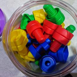 Tornillos de juguete con diferentes formas, para enroscar y desenroscar.